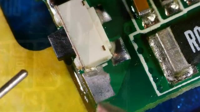 Способы монтажа и демонтажа SMD тактовой кнопки с помощью паяльника или фена.