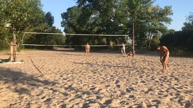 Волейбольная разминка Витя с Отдыхающим и мы гоняем))) смотреть онлайн