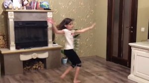 Давай петь и танцевать вместе под веселую песню Смешариков.