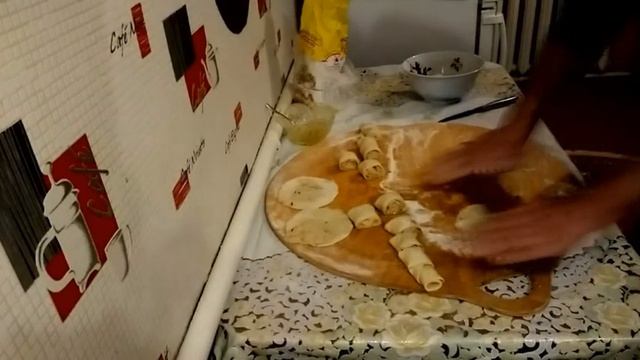 Слоеные лепешки или как приготовить лепешки на сковороде. Пошаговый рецепт лепешек.