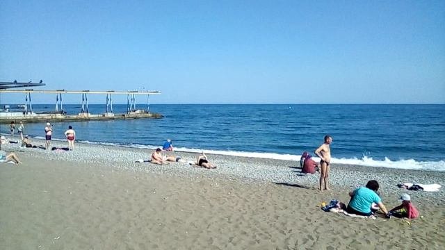 Алушта. Центральный пляж. Жара, а море+13.   11.04.2024.