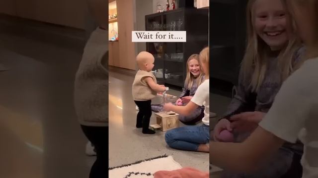 Big sisters were overjoyed to see their baby brother's first steps ❤️ ?️ natural_born_parenting