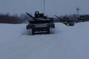 Военные арктической бригады учатся водить МТЛБ и танки Т-80 в условиях Заполярья