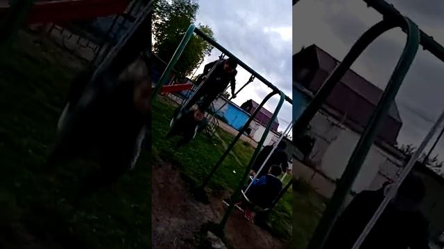 Как качаться на качелях вдвоём два способа