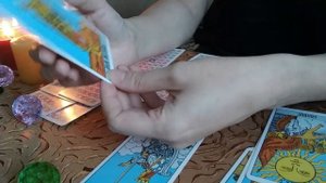Хочет ли он быть со мной. Таро онлайн расклад.