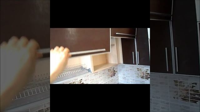 Кухня угловая, фасады пластик, раковина камень, фурнитура Blum, бутылочницы смотреть онлайн