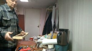 Натяжка проволоки на рамку 145. Работы на пасеке в зимнее время.