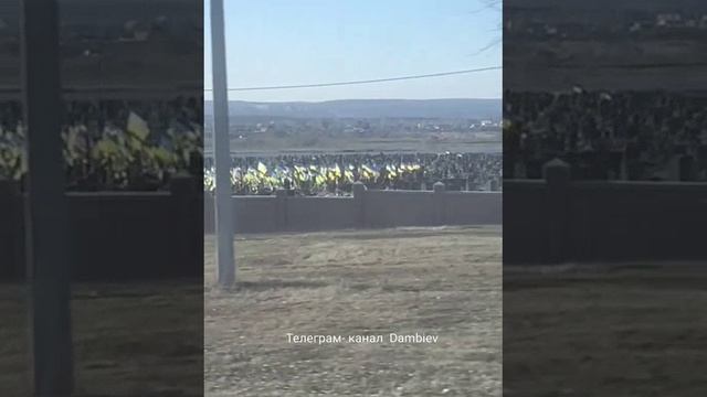 Сельское придорожное кладбище с большим количеством могилизированных военнослужащих