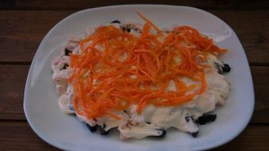 Салат Марсель с черносливом и корейской морковкой