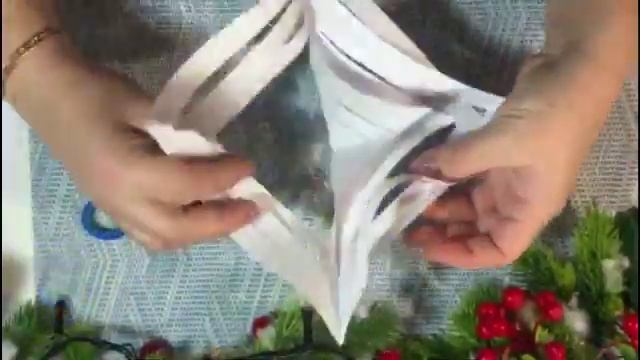 НОВОГОДНИЕ ПОДЕЛКИ СВОИМИ РУКАМИ. ПОДЕЛКИ НА НОВЫЙ ГОД В САДИК И ШКОЛУ. СНЕЖИНКИ ИЗ БУМАГИ. смотреть онлайн