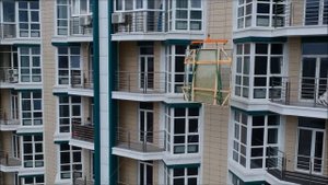 Подъем стеклопакетов весом 370 кг на 26-й этаж 2