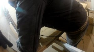Распил дубовой доски ручной циркулярной пилой