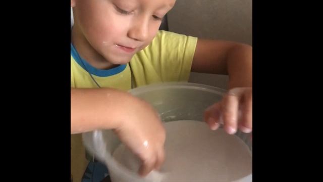 Как создать Ньютоновскую жидкость. Ньютоновская жидкость с детьми. смотреть онлайн