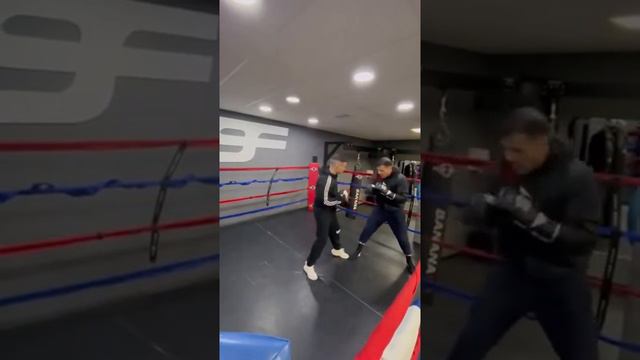 SERGIO MARTINEZ PREVIO A SU COMBATE ENTRENANDO COMBINACIONES RAPIDAS