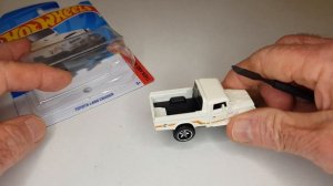 Hot Wheels 2020 / 2021 - Treasure Hunt Toyota Land Cruiser sem escala.