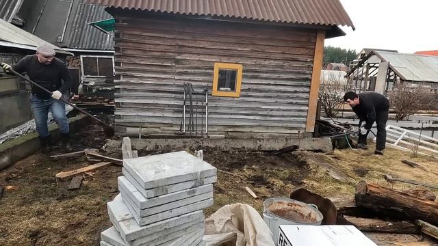 Сафар с другом передвигают трех тонные столбы для бани. смотреть онлайн