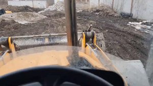 экскаватор-погрузчик помогает при копке котлована