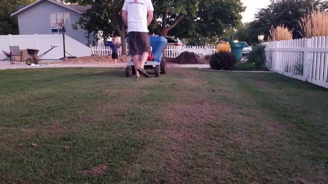 Want a flat lawn? Aerating and leveling with sand will help! смотреть онлайн