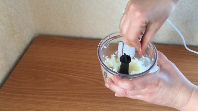 ручной погружной блендер Optichef DD 641132 от французской компании Moulinex измельчае лук смотреть онлайн