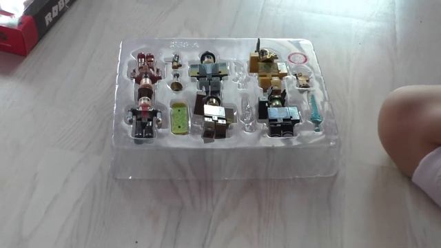 Девочка Таисия показывает фигурки ROBLOX смотреть онлайн