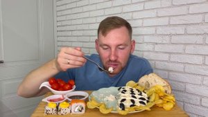 МУКБАНГ Салат Подсолнух с грибами и курицей Роллы Филадельфия Чипсы Овощи