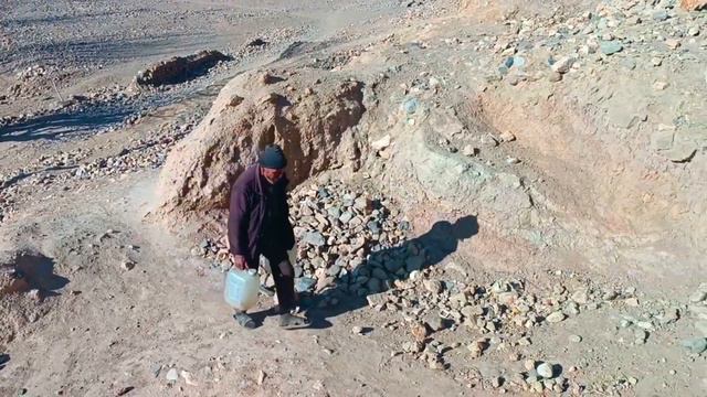 4. Афганистан СЕГОДНЯ. Сельская жизнь пожилой семьи в горах. Поход за водой. Стирка. 29.12. 2023