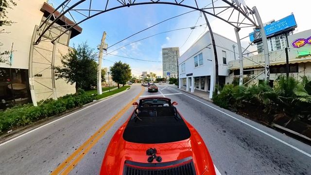 Солнечное небо и открытые дороги: Прогулка по Майами на знаменитом кабриолете Porsche 911 оранжевого