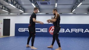 Проход в одну ногу (Leg grabs)