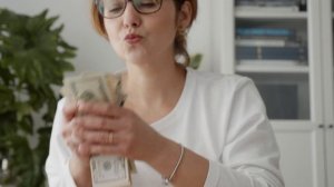 Женщина считает деньги, доллары. Футаж для видеомонтажа #156.