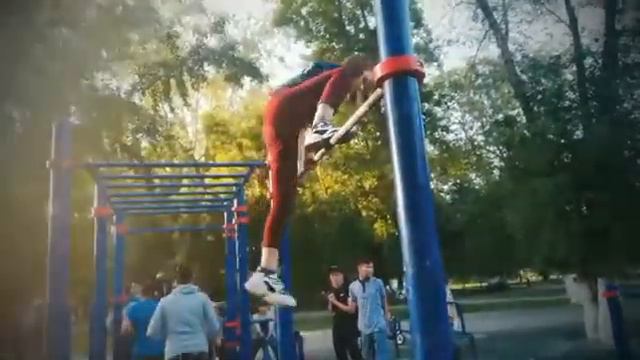 Девушка на турнике в Кокшетау 😱 воркаут,элементы смотреть онлайн