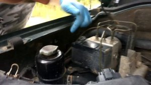 Ставим газовые упоры на капот Mitsubishi Montero Sport