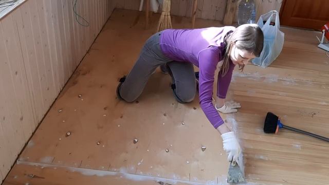 Укладка фанеры под линолеум. Затирка швов герметиком. Продолжение. 4й приезд. Дом. смотреть онлайн