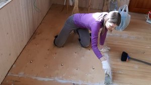 Укладка фанеры под линолеум. Затирка швов герметиком. Продолжение. 4й приезд. Дом.