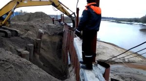 Экскаватор скатывается в котлован, Разрушение дамбы. Fail Excavator