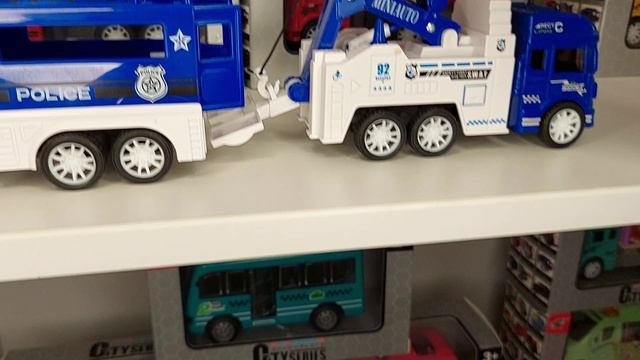 Видеообзор пластиковых автомобилей. Рассмотрели всю серию, пооткрывали и покатали. Смотрим!