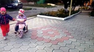 Дети на трехколесном велосипеде