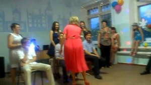 Выпускной. 9 класс. Заплетание косичек парням.