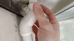 двойной обвод труб в натяжном потолке