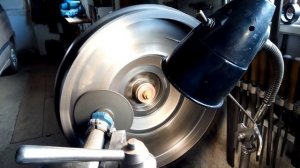 Токарный. Шлифовка маховика.