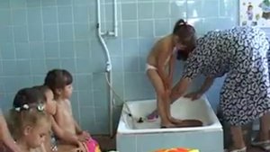 В садиках моются в тазиках