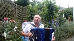 песня -    Деревенский наш дом .