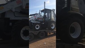 Экскаватор погрузчик Forway WB 100 съезжает с трала