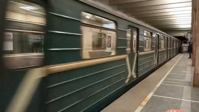 81-717 номерной прибывает на станцию Новоясеневская