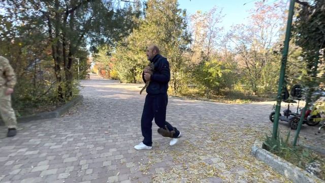 Люська не отпускает Влада и помогает ему заводить БАНДУ в вольер, а сама ИДЁТ НА ПРОГУЛКУ))) смотреть онлайн