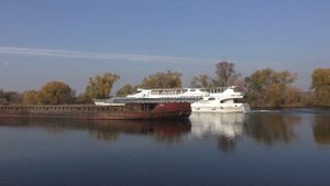 Прогулочный теплоход Бьюти и буксир Геннадий Уралёв с баржей 7103