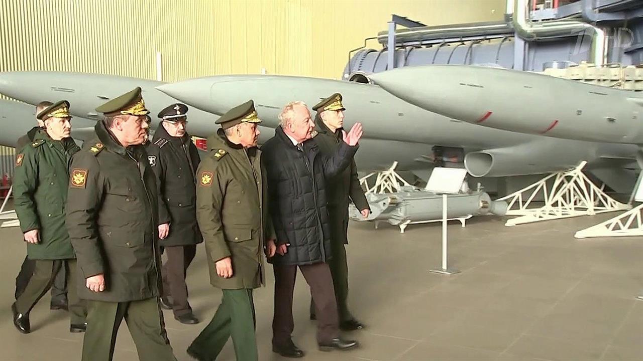 Как идет выполнение гособоронзаказа, глава Минобороны проверил при посещении "НПО машиностроения"