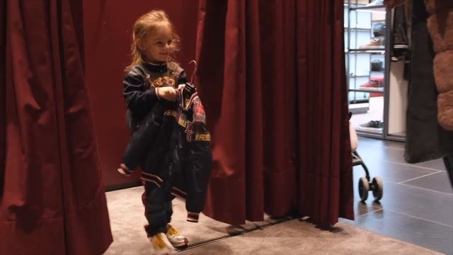 Carlos at Sicily Outlet Village смотреть онлайн