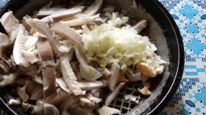 Спагетти с вешенками и курицей в белом соусе