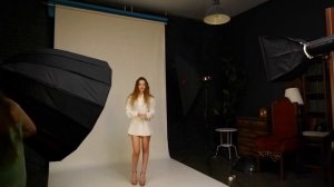 Как поставить импульсный свет при съемке модели на белом фоне в студии? Уроки для начинающих.