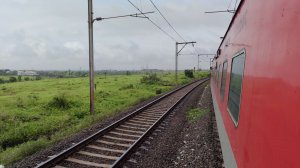 путешествие на поезде по красивой муссонной зелени